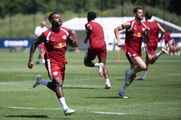 Ridle Baku, (RB Leipzig, ), links, neben ihm Romulo (RB Leipzig, 40), RB Leipzig, Fussball, Trainingslager Austria, Saison Vorbereitung, Saison 2026 2027, GER, 04.08.2026, Eibner-Pressefoto Andreas Ulmer RB Leipzig, Fussball, Trainingslager Austria, Saison Vorbereitung, Saison 2026 2027, GER, 04.08.2026, *** Ridle Baku, RB Leipzig, , on the left, next to him Romulo RB Leipzig, 40, RB Leipzig, soccer, training camp in Austria, preseason, 2026–2027 season, GER, August 4, 2026, Eibner Press Photo by Andreas Ulmer, RB Leipzig, soccer, training camp in Austria, preseason, 2026–2027 season, GER, August 4, 2026, Copyright: xEibner-Pressefoto AndreasxUlmerx EP_AUR