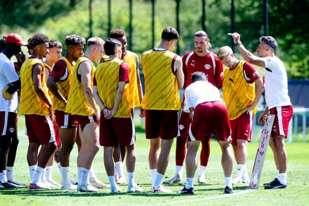 Martin Demichelis (RB Leipzig, Trainer) stimmt die Jungs von RB Leipzig auf die Trainingseinheit ein, RB Leipzig, Fussball, Trainingslager Austria, Saison Vorbereitung, Saison 2026 2027, GER, 04.08.2026, Eibner-Pressefoto Andreas Ulmer RB Leipzig, Fussball, Trainingslager Austria, Saison Vorbereitung, Saison 2026 2027, GER, 04.08.2026, *** Martin Demichelis, RB Leipzig Coach, gets the RB Leipzig players pumped up for the training session, RB Leipzig, Soccer, Training Camp in Austria, Preseason, 2026–2027 Season, GER, August 4, 2026, Eibner Press Photo: Andreas Ulmer, RB Leipzig, soccer, training camp in Austria, preseason, 2026–2027 season, GER, August 4, 2026, Copyright: xEibner-Pressefoto AndreasxUlmerx EP_AUR