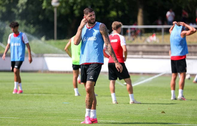04.08.2026, Deutschland, Grassau, Fußball Bundesliga, Saison 2026 2027, Trainingslager VfB Stuttgart, Jeff Chabot *** August 4, 2026, Germany, Grassau, Bundesliga, 2026–2027 season, VfB Stuttgart training camp, Jeff Chabot