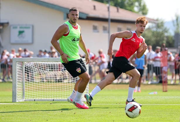 04.08.2026, Deutschland, Grassau, Fußball Bundesliga, Saison 2026 2027, Trainingslager VfB Stuttgart, v.l. Ermedin Demirovic, Lazar Jovanovic *** August 4, 2026, Germany, Grassau, Bundesliga, 2026–2027 season, VfB Stuttgart training camp, from left: Ermedin Demirovic, Lazar Jovanovic