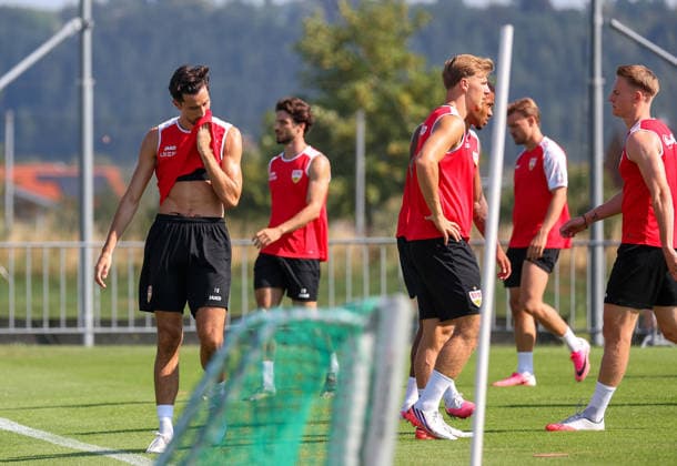 04.08.2026, Deutschland, Grassau, Fußball Bundesliga, Saison 2026 2027, Trainingslager VfB Stuttgart, v.l. Atakan Karazor, Finn Jeltsch, Chris Führich *** August 4, 2026, Germany, Grassau, Bundesliga, 2026–2027 season, VfB Stuttgart training camp, from left: Atakan Karazor, Finn Jeltsch, Chris Führich