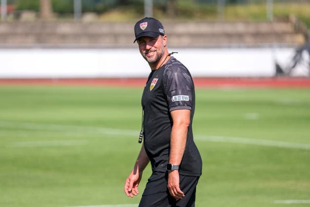 04.08.2026, Deutschland, Grassau, Fußball Bundesliga, Saison 2026 2027, Trainingslager VfB Stuttgart, VfB Trainer Sebastian Hoeneß *** August 4, 2026, Germany, Grassau, Bundesliga, 2026–2027 season, VfB Stuttgart training camp, VfB coach Sebastian Hoeneß