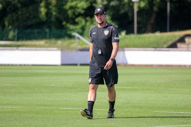 04.08.2026, Deutschland, Grassau, Fußball Bundesliga, Saison 2026 2027, Trainingslager VfB Stuttgart, VfB Trainer Sebastian Hoeneß *** August 4, 2026, Germany, Grassau, Bundesliga, 2026–2027 season, VfB Stuttgart training camp, VfB coach Sebastian Hoeneß