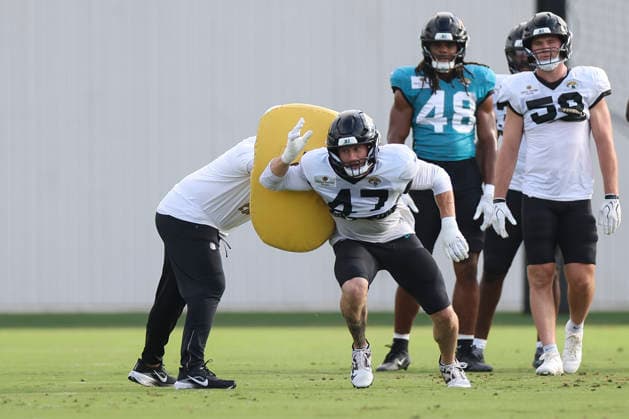JACKSONVILLE, FL - AUGUST 04: Jacksonville Jaguars linebacker Dennis Gardeck (47) works on a drill during training camp on August 4, 2026 at the Miller Electric Center in Jacksonville, Fl. (Photo by David Rosenblum Icon Sportswire) NFL, American Football Herren, USA AUG 04 Jaguars Training Camp EDITORIAL USE ONLY Icon260804229758