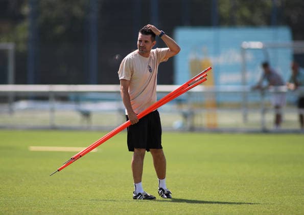 Fussball, Herren, Regionalliga Bayern, Saison 2026 2027, TSV 1860 München, Training Alper Kayabunar, Trainer (TSV 1860 München) mit einigen Stangen in der Hand und Griff an den Kopf, überlgen, nachdenken, nachdenklich *** Soccer, Men s, Bavarian Regional League, 2026–2027 Season, TSV 1860 Munich, Training: Alper Kayabunar, coach of TSV 1860 Munich, holding a few poles and resting his hand on his head, pondering, thinking, deep in thought
