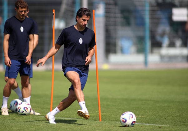 Fussball, Herren, Regionalliga Bayern, Saison 2026 2027, TSV 1860 München, Training Tunay Deniz (TSV 1860 München) spielt einen Ball *** Soccer, Men s, Bavarian Regional League, 2026–2027 Season, TSV 1860 Munich, Training: Tunay Deniz; TSV 1860 Munich plays a ball