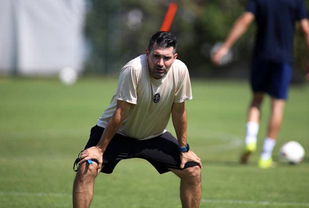 Fussball, Herren, Regionalliga Bayern, Saison 2026 2027, TSV 1860 München, Training Alper Kayabunar, Trainer (TSV 1860 München) nach vorne gebeugt, beobachtet das Training, konzentriert *** Soccer, Men s, Bavarian Regional League, 2026–2027 Season, TSV 1860 Munich, Alper Kayabunar at practice, TSV 1860 Munich coach leaning forward, watching the practice intently