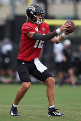 JACKSONVILLE, FL - AUGUST 04: Jacksonville Jaguars quarterback Trevor Lawrence (16) works on a drill during training camp on August 4, 2026 at the Miller Electric Center in Jacksonville, Fl. (Photo by David Rosenblum Icon Sportswire) NFL, American Football Herren, USA AUG 04 Jaguars Training Camp EDITORIAL USE ONLY Icon260804229769
