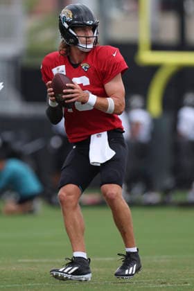 JACKSONVILLE, FL - AUGUST 04: Jacksonville Jaguars quarterback Trevor Lawrence (16) works on a drill during training camp on August 4, 2026 at the Miller Electric Center in Jacksonville, Fl. (Photo by David Rosenblum Icon Sportswire) NFL, American Football Herren, USA AUG 04 Jaguars Training Camp EDITORIAL USE ONLY Icon260804229770