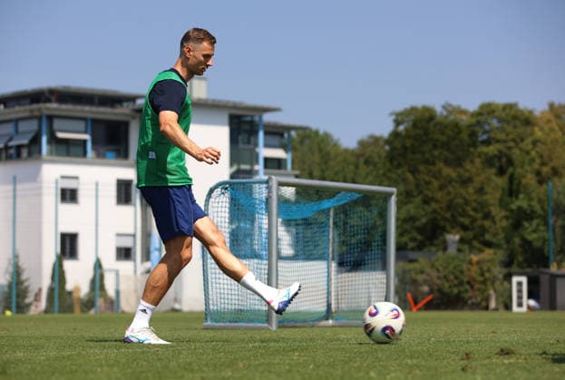 Fussball, Herren, Regionalliga Bayern, Saison 2026 2027, TSV 1860 München, Training Dennis Dressel (TSV 1860 München) spielt einen Ball *** Soccer, Men s, Bavarian Regional League, 2026–2027 Season, TSV 1860 Munich, Training: Dennis Dressel; TSV 1860 Munich Kicks a Ball