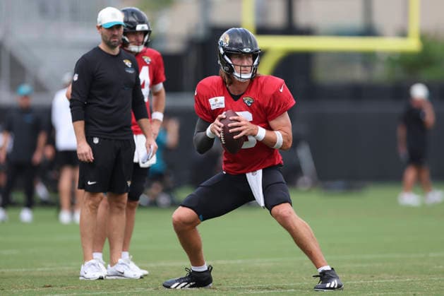 JACKSONVILLE, FL - AUGUST 04: Jacksonville Jaguars quarterback Trevor Lawrence (16) works on a drill during training camp on August 4, 2026 at the Miller Electric Center in Jacksonville, Fl. (Photo by David Rosenblum Icon Sportswire) NFL, American Football Herren, USA AUG 04 Jaguars Training Camp EDITORIAL USE ONLY Icon260804229779