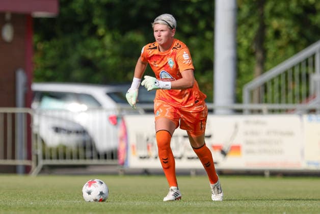 Vanessa Fischer (Torhüterin, Torwart, SV Werder Bremen, 1) am Ball, Freisteller, Einzelbild, Ganzkörper, Aktion, Action, Spielszene, 04.08.2026, Herzlake (Deutschland), Fussball, Testspiel Frauen, SV Werder Bremen - AZ Alkmaar *** Vanessa Fischer, Goalkeeper, SV Werder Bremen, 1 on the ball, Close-up, Single frame, Full body, Action, Game scene, August 4, 2026, Herzlake, Germany, Soccer, Women s Friendly, SV Werder Bremen vs. AZ Alkmaar xobx