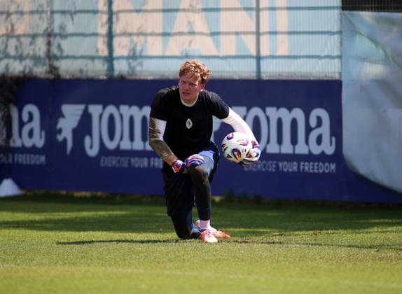 Fussball, Herren, Regionalliga Bayern, Saison 2026 2027, TSV 1860 München, Training Paul Bachmann (TSV 1860 München) rollt einen Ball heraus im Aufstehen *** Soccer, Men s, Bavarian Regional League, 2026–2027 Season, TSV 1860 Munich, Training: Paul Bachmann of TSV 1860 Munich rolls a ball out while standing up