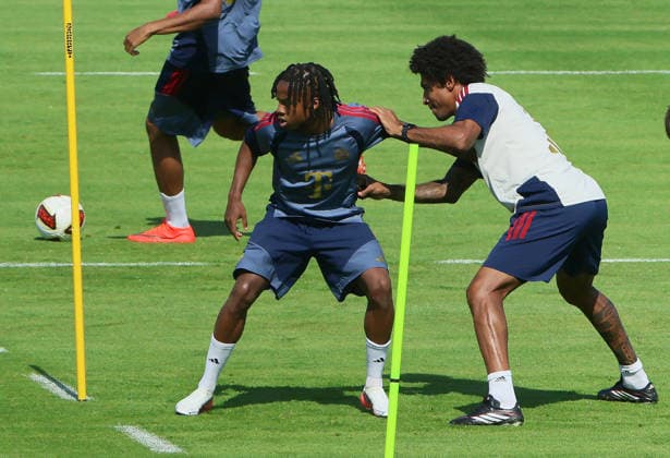 04.08.2026, FC Bayern Muenchen, Training, Saebenerstrasse Muenchen , Fussball, im Bild: Wisdom Mike (FC Bayern Muenchen) vs Dante (FCBII) *** August 4, 2026, FC Bayern Munich, Training, Saebenerstrasse, Munich, Soccer, Sports, Pictured: Wisdom Mike (FC Bayern Munich) vs. Dante (FCBII)