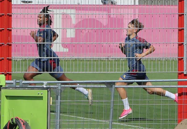 04.08.2026, FC Bayern Muenchen, Training, Saebenerstrasse Muenchen , Fussball, im Bild: Serge Gnabry (FC Bayern Muenchen) und lk sprinten *** August 4, 2026, FC Bayern Munich, Training, Säbenerstrasse, Munich, Soccer, Sports, Pictured: Serge Gnabry of FC Bayern Munich and lk sprinting
