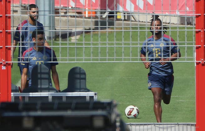 04.08.2026, FC Bayern Muenchen, Training, Saebenerstrasse Muenchen , Fussball, im Bild: Ismael Saibari (FC Bayern Muenchen), Jamal Musiala (FC Bayern Muenchen) und Serge Gnabry (FC Bayern Muenchen) *** August 4, 2026, FC Bayern Munich, Training, Säbenerstrasse, Munich, Soccer, Sports, Pictured: Ismael Saibari (FC Bayern Munich), Jamal Musiala (FC Bayern Munich), and Serge Gnabry (FC Bayern Munich)