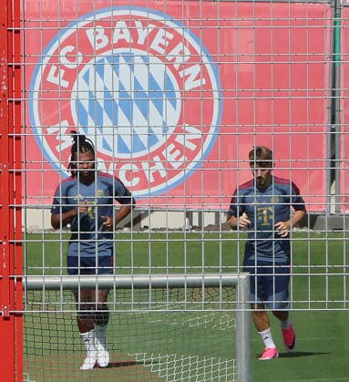 04.08.2026, FC Bayern Muenchen, Training, Saebenerstrasse Muenchen , Fussball, im Bild: Serge Gnabry (FC Bayern Muenchen) und Lennart Karl (FC Bayern Muenchen) *** August 4, 2026, FC Bayern Munich, Training, Säbenerstrasse, Munich, Soccer, Sports, Pictured: Serge Gnabry (FC Bayern Munich) and Lennart Karl (FC Bayern Munich)