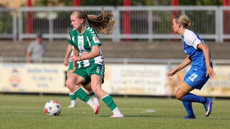 v.li.: Marie Gmeineder (SV Werder Bremen, 6) und Jasmijn van Uden (AZ Alkmaar, 21) im Zweikampf, Duell, Dynamik, Aktion, Action, Spielszene, 04.08.2026, Herzlake (Deutschland), Fussball, Testspiel Frauen, SV Werder Bremen - AZ Alkmaar *** From left: Marie Gmeineder (SV Werder Bremen), 6, and Jasmijn van Uden (AZ Alkmaar), 21, in a one-on-one battle, duel, dynamic play, action, game scene, August 4, 2026, Herzlake, Germany, soccer, women’s friendly, SV Werder Bremen vs. AZ Alkmaar xobx