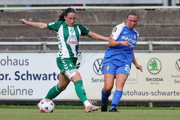 v.li.: Elena Mühlemann (SV Werder Bremen, 14) und Mirte van Bentum (AZ Alkmaar, 20) im Zweikampf, Duell, Dynamik, Aktion, Action, Spielszene, 04.08.2026, Herzlake (Deutschland), Fussball, Testspiel Frauen, SV Werder Bremen - AZ Alkmaar *** From left: Elena Mühlemann (SV Werder Bremen), 14, and Mirte van Bentum (AZ Alkmaar), 20, in a one-on-one battle; duel; dynamic; action; game scene; August 4, 2026, Herzlake, Germany, soccer, women’s friendly, SV Werder Bremen vs. AZ Alkmaar xobx