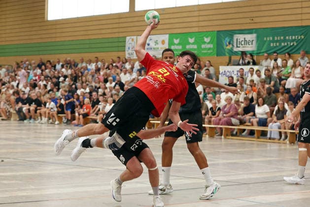 04.08.2026, xovx, Handball Lindencup, HSG Linden - HSG Wettenberg v.l. Tristan Schepp (HSG Wettenberg), Luca Weimer (HSG Linden), Maduwike Okpara (HSG Linden) Linden Stadthalle Hessen Deutschland (DE) *** August 4, 2026, xovx, Lindencup Handball, HSG Linden vs. HSG Wettenberg: Tristan Schepp (HSG Wettenberg), Luca Weimer (HSG Linden), Maduwike Okpara (HSG Linden), Linden Stadthalle, Hesse, Germany, DE