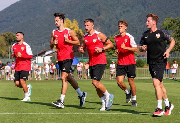 04.08.2026, Deutschland, Grassau, Fußball Bundesliga, Saison 2026 2027, Trainingslager VfB Stuttgart, v.l. Deniz Undav, Atakan Karazor, Ermedin Demirovic, Christopher Olivier, Dr. Andre Filipovic *** August 4, 2026, Germany, Grassau, Bundesliga, 2026–2027 season, VfB Stuttgart training camp, from left: Deniz Undav, Atakan Karazor, Ermedin Demirovic, Christopher Olivier, Dr. Andre Filipovic