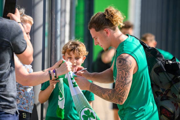 04.08.2026 - Fussball - 2. Bundesliga - Saison 2026 2027 - SpVgg Greuther Fürth Fuerth ( Kleeblatt ) - Training - - xwoxzix - Mika Wallentowitz (21, SpVgg Greuther Fürth ) gibt Autogramm Autogramme *** August 4, 2026 Soccer 2. Bundesliga 2026–2027 Season SpVgg Greuther Fürth Fürth Kleeblatt Training xwoxzix Mika Wallentowitz, 21, SpVgg Greuther Fürth signs autographs