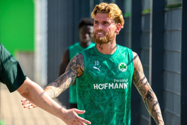 04.08.2026 - Fussball - 2. Bundesliga - Saison 2026 2027 - SpVgg Greuther Fürth Fuerth ( Kleeblatt ) - Training - - xwoxzix - Ole Pohlmann (10, SpVgg Greuther Fürth ) klatscht mit Fans ab *** August 4, 2026 Soccer 2. Bundesliga 2026–2027 Season SpVgg Greuther Fürth Fürth Kleeblatt Training xwoxzix Ole Pohlmann 10, SpVgg Greuther Fürth high-fives fans