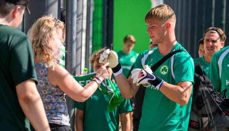 04.08.2026 - Fussball - 2. Bundesliga - Saison 2026 2027 - SpVgg Greuther Fürth Fuerth ( Kleeblatt ) - Training - - xwoxzix - Florian Hellstern (1, SpVgg Greuther Fürth ) gibt Autogramm Autogramme *** August 4, 2026 Soccer 2. Bundesliga 2026–2027 Season SpVgg Greuther Fürth Fürth Kleeblatt Training xwoxzix Florian Hellstern 1, SpVgg Greuther Fürth signs autographs