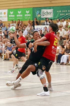 04.08.2026, xovx, Handball Lindencup, HSG Linden - HSG Wettenberg v.l. Maduwike Okpara (HSG Linden), Tristan Schepp (HSG Wettenberg) Linden Stadthalle Hessen Deutschland (DE) *** August 4, 2026, xovx, Lindencup Handball, HSG Linden vs. HSG Wettenberg, Maduwike Okpara (HSG Linden), Tristan Schepp (HSG Wettenberg), Linden Stadthalle, Hesse, Germany, DE