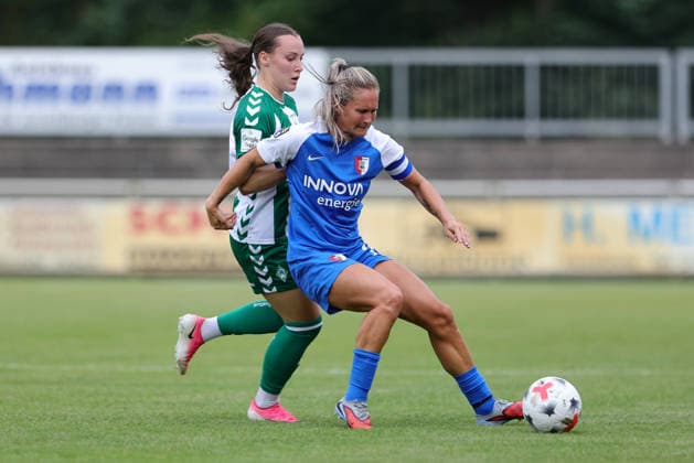 v.li.: Felicia Sträßer (SV Werder Bremen, 19) und Desiree Van Lunteren (AZ Alkmaar, 10) im Zweikampf, Duell, Dynamik, Aktion, Action, Spielszene, 04.08.2026, Herzlake (Deutschland), Fussball, Testspiel Frauen, SV Werder Bremen - AZ Alkmaar *** From left: Felicia Sträßer (SV Werder Bremen), 19, and Desiree Van Lunteren (AZ Alkmaar), 10, in a one-on-one battle, duel, dynamic play, action, game scene, August 4, 2026, Herzlake, Germany, soccer, women’s friendly match, SV Werder Bremen vs. AZ Alkmaar xobx