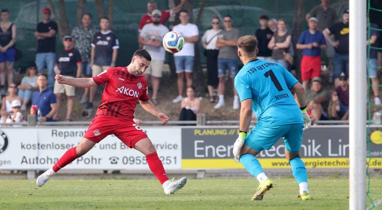 04.08.2026, xfsx, Herren, Fussball, Saison 2026 2027, BFV Verbandspokal, 2. Runde: TSV Abtswind - FC Wuerzburger Kickers v.li.: Dominik Meisel (FC Wuerzburger Kickers), Felix Reusch (TSV Abtswind) Abtswind Kraeuter Mix Arena Kitzingen Deutschland *** August 4, 2026, xfsx, Men s, Soccer, 2026–2027 Season, BFV Association Cup, 2nd Round: TSV Abtswind vs. FC Würzburger Kickers; from left: Dominik Meisel (FC Würzburger Kickers), Felix Reusch (TSV Abtswind); Abtswind Kraeuter Mix Arena, Kitzingen, Germany
