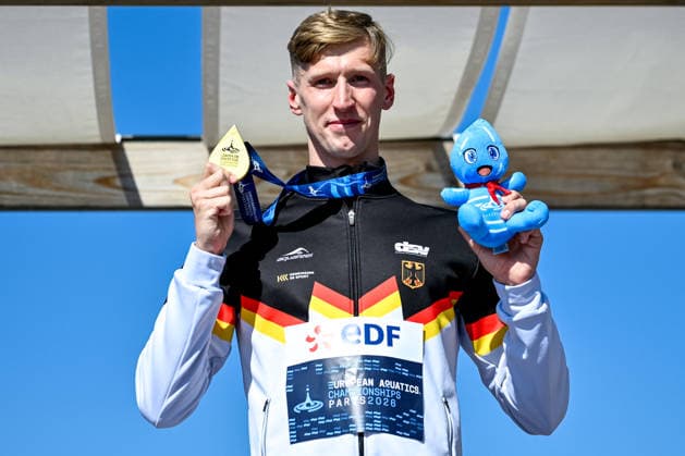 Florian Wellbrock of Germany shows the gold medal after competing in the open water swimming 10km Men Final during the European Aquatics Championships at the River Seine in Paris (France), August 4, 2026. Andrea Masini Deepbluemedia Insidefoto