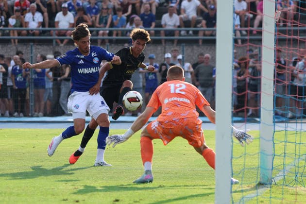 04.08.2026, Fussball, Herren, Testspiel, Saison 2026 2027, Racing Straßburg - SV 07 Elversberg, Torschuss zum 2:3, Torschütze: Noah Darvich (SV 07 Elversberg) Haguenau Parc des Sports de Haguenau Grand Est Frankreich (FRA) *** August 4, 2026, Soccer, Men s, Friendly Match, 2026–2027 Season, Racing Strasbourg vs. SV 07 Elversberg, shot on goal for the 2–3, goal scorer Noah Darvich, SV 07 Elversberg, Haguenau, Parc des Sports de Haguenau, Grand Est, France, FRA Copyright: xSebastianxBachx