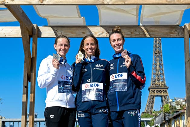 Viktoria Mihalyvari Farkas of Hungary, silver, Ginevra Taddeucci of Italy, gold, Linda Caponi of Italy, bronze show the medals after competing in the open water swimming 10km Women Final during the European Aquatics Championships at the River Seine in Paris (France), August 4, 2026. Giorgio Scala DBM - Deepbluemedia Insidefoto