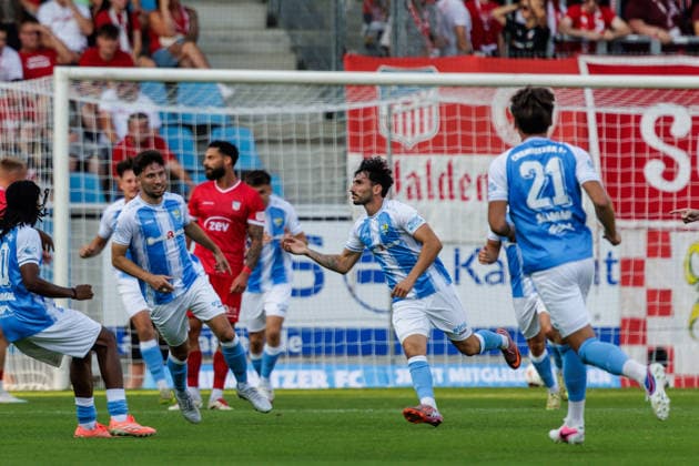 04.08.2026, GER, Regionalliga Nord-Ost, 3. Spieltag, Saison 2026 2027), Chemnitz, Chemnitzer FC - FSV Zwickau Domenico Alberico (Chemnitzer FC 10) jubelt nach dem 1:0 Chemnitz eins-Stadion - An der Gellertstraße Sachsen Deutschland *** August 4, 2026, GER, Regionalliga North East, Matchday 3, 2026–2027 season, Chemnitz, Chemnitzer FC vs. FSV Zwickau. Domenico Alberico of Chemnitzer FC celebrates after the 1–0 win at Chemnitz Eins Stadium on Gellertstraße, Saxony, Germany Copyright: xnordphotoxGmbHx xTrienitzx