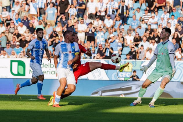 04.08.2026, GER, Regionalliga Nord-Ost, 3. Spieltag, Saison 2026 2027), Chemnitz, Chemnitzer FC - FSV Zwickau Daniel Haubner (FSV Zwickau 28) im Zweikampf gegen Andreas Geipl (Chemnitzer FC 6) und David Richter (Chemnitzer FC 1) Chemnitz eins-Stadion - An der Gellertstraße Sachsen Deutschland *** August 4, 2026, GER, Regionalliga Nord Ost, Matchday 3, 2026–2027 Season, Chemnitz, Chemnitzer FC vs. FSV Zwickau; Daniel Haubner (FSV Zwickau, No. 28) in a tackle against Andreas Geipl (Chemnitzer FC, No. 6) and David Richter (Chemnitzer FC, No. 1); Chemnitz Eins Stadium, An der Gellertstraße, Saxony, Germany Copyright: xnordphotoxGmbHx xTrienitzx