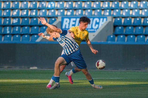 04.08.2026 Fußball Herren 2026 2027 Regionalliga Nordost 3. Spieltag 1. FC Magdeburg II - FSV 63 Luckenwalde Avnet Arena Magdeburg Claas Zamzow (Luckenwalde, 16, gelb) im Zweikampf mit Mathis Frohberg (Magdeburg, 8, blau-weiß). Magdeburg Sachsen-Anhalt Deutschland *** August 4, 2026 Men s Soccer 2026–2027 Northeast Regional League, Matchday 3: FC Magdeburg II vs. FSV 63 Luckenwalde at Avnet Arena, Magdeburg; Claas Zamzow (Luckenwalde), 16, yellow, in a tackle with Mathis Frohberg (Magdeburg, 8), blue and white; Magdeburg, Saxony-Anhalt, Germany