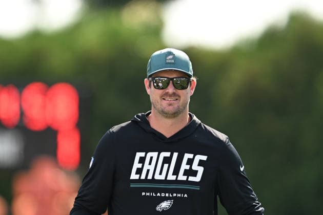 PHILADELPHIA, PA - AUGUST 04: Philadelphia Eagles offensive coordinator Sean Mannion looks on during the Philadelphia Eagles training camp on August 4th, 2026 at Jefferson Health Training Center in Philadelphia, PA. (Photo by Terence Lewis Icon Sportswire) NFL, American Football Herren, USA AUG 04 Eagles Training Camp EDITORIAL USE ONLY Icon260804001