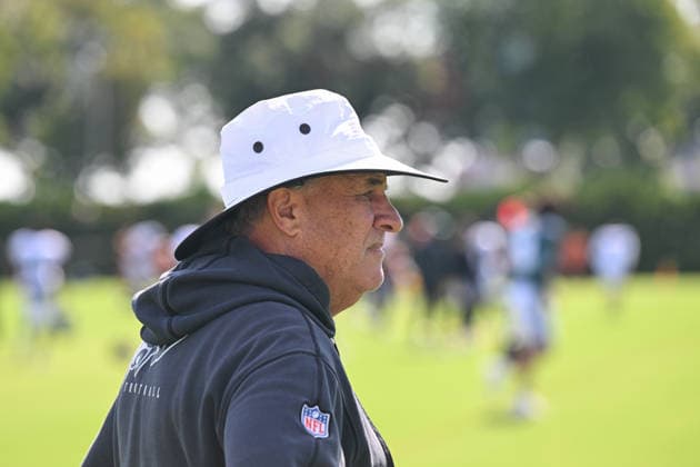PHILADELPHIA, PA - AUGUST 04: Philadelphia Eagles offensive defensive Vic Fangio looks on during the Philadelphia Eagles training camp on August 4th, 2026 at Jefferson Health Training Center in Philadelphia, PA. (Photo by Terence Lewis Icon Sportswire) NFL, American Football Herren, USA AUG 04 Eagles Training Camp EDITORIAL USE ONLY Icon260804006