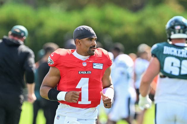 PHILADELPHIA, PA - AUGUST 04: Philadelphia Eagles quarterback Jalen Hurts 1 is shown during the Philadelphia Eagles training camp on August 4th, 2026 at Jefferson Health Training Center in Philadelphia, PA. (Photo by Terence Lewis Icon Sportswire) NFL, American Football Herren, USA AUG 04 Eagles Training Camp EDITORIAL USE ONLY Icon260804022