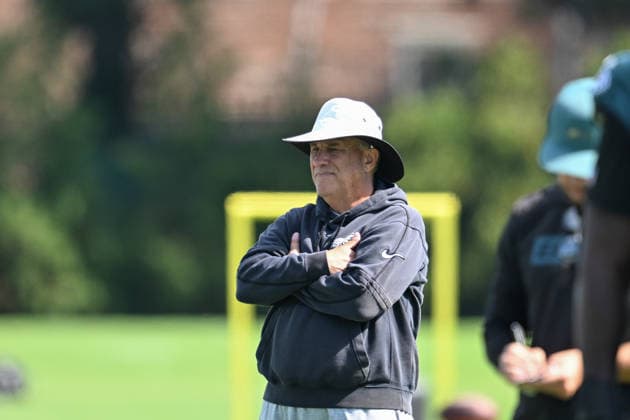 PHILADELPHIA, PA - AUGUST 04: Philadelphia Eagles offensive defensive Vic Fangio looks on during the Philadelphia Eagles training camp on August 4th, 2026 at Jefferson Health Training Center in Philadelphia, PA. (Photo by Terence Lewis Icon Sportswire) NFL, American Football Herren, USA AUG 04 Eagles Training Camp EDITORIAL USE ONLY Icon260804031