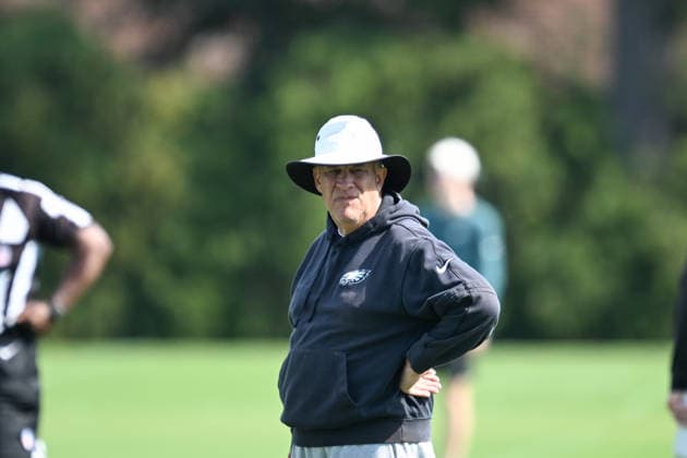PHILADELPHIA, PA - AUGUST 04: Philadelphia Eagles offensive defensive Vic Fangio looks on during the Philadelphia Eagles training camp on August 4th, 2026 at Jefferson Health Training Center in Philadelphia, PA. (Photo by Terence Lewis Icon Sportswire) NFL, American Football Herren, USA AUG 04 Eagles Training Camp EDITORIAL USE ONLY Icon260804032