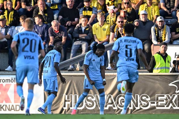 HÄLLEVIK, SWEDEN 20260804 Bratsilava s Manasse Kianga (center, right) celebrates after scoring during the UEFA Champions League third qualifying round, 1st leg soccer match between Mjallby AIF and SK Slovan Bratislava at Strandvallen in Hallevik, Sweden, on Aug. 4, 2026. HÄLLEVIK SWEDEN x10760x *** HÄLLEVIK, SWEDEN Aug. 4, 2026 Manasse Kianga, center forward for Bratislava, celebrates after scoring during the first leg of the UEFA Champions League third qualifying round soccer match between Mjällby AIF and SK Slovan Bratislava at Strandvallen in Hällevik, Sweden, on Aug. 4, 2026 HÄLLEVIK SWEDEN x10760x  Copyright: xPatricxSöderström TTx SWEDEN SOCCER CHAMPIONS LEAGUE MJALLBY-BRATISLAVA