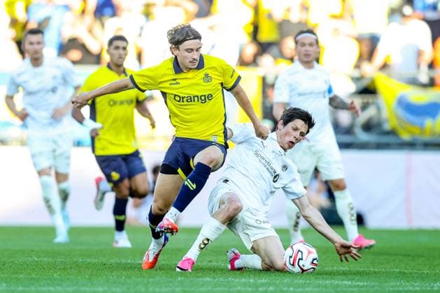 Union s Kamiel Van De Perre and Bodo Glimt s Sondre Brunstad Fet fight for the ball during a soccer game between Belgian Royale Union Saint-Gilloise and Norwegian Bodo Glimt, Tuesday 04 August 2026 in Oostende, in the first leg of the third qualifying round for the UEFA Champions League. BRUNOxFAHY  x182752185x
