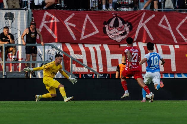 04.08.2026, GER, Regionalliga Nord-Ost, 3. Spieltag, Saison 2026 2027), Chemnitz, Chemnitzer FC - FSV Zwickau Domenico Alberico (Chemnitzer FC 10) im Zweikampf gegen Joshua Putze (FSV Zwickau 23) und Lucas Hiemann (FSV Zwickau 30) Chemnitz eins-Stadion - An der Gellertstraße Sachsen Deutschland *** August 4, 2026, GER, Regionalliga Nord Ost, Matchday 3, 2026–2027 Season, Chemnitz, Chemnitzer FC vs. FSV Zwickau: Domenico Alberico (Chemnitzer FC 10) in a tackle against Joshua Putze (FSV Zwickau 23) and Lucas Hiemann (FSV Zwickau 30) at Chemnitz Eins Stadium, An der Gellertstraße, Saxony, Germany Copyright: xnordphotoxGmbHx xTrienitzx