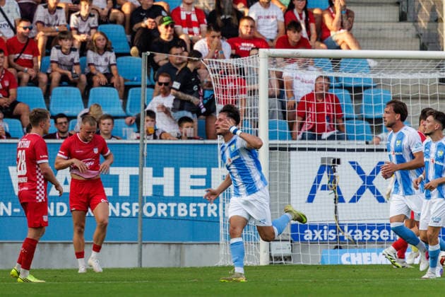 04.08.2026, GER, Regionalliga Nord-Ost, 3. Spieltag, Saison 2026 2027), Chemnitz, Chemnitzer FC - FSV Zwickau Jonas Marx (Chemnitzer FC 19) jubelt nach dem 2:0 Chemnitz eins-Stadion - An der Gellertstraße Sachsen Deutschland *** August 4, 2026, GER, Regionalliga North East, Matchday 3, 2026–2027 season, Chemnitz, Chemnitzer FC vs. FSV Zwickau. Jonas Marx of Chemnitzer FC 19 celebrates after the 2–0 win at Chemnitz Eins Stadium on Gellertstraße, Saxony, Germany Copyright: xnordphotoxGmbHx xTrienitzx