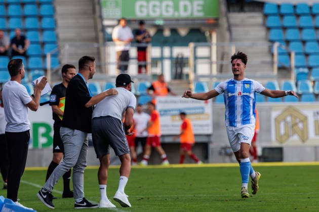 04.08.2026, GER, Regionalliga Nord-Ost, 3. Spieltag, Saison 2026 2027), Chemnitz, Chemnitzer FC - FSV Zwickau Jonas Marx (Chemnitzer FC 19) jubelt nach dem 2:0 mit Niklas Hoheneder (co Trainer Chemnitzer FC) und Tommy Haeder (Geschäftsführer Chemnitzer FC) Chemnitz eins-Stadion - An der Gellertstraße Sachsen Deutschland *** August 4, 2026, GER, Regionalliga Nord Ost, Matchday 3, 2026–2027 Season, Chemnitz, Chemnitzer FC vs. FSV Zwickau; Jonas Marx of Chemnitzer FC 19 celebrates after the 2–0 win with Niklas Hoheneder, assistant coach of Chemnitzer FC, and Tommy Haeder, managing director of Chemnitzer FC, at Chemnitz Eins Stadium on Gellertstraße, Saxony, Germany Copyright: xnordphotoxGmbHx xTrienitzx