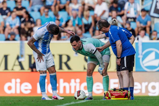 04.08.2026, GER, Regionalliga Nord-Ost, 3. Spieltag, Saison 2026 2027), Chemnitz, Chemnitzer FC - FSV Zwickau David Richter (Chemnitzer FC 1) wird behandelt Chemnitz eins-Stadion - An der Gellertstraße Sachsen Deutschland *** August 4, 2026, GER, Regionalliga Nord Ost, Matchday 3, 2026–2027 Season, Chemnitz, Chemnitzer FC vs. FSV Zwickau, David Richter, Chemnitzer FC 1, at Chemnitz Eins Stadium, An der Gellertstraße, Saxony, Germany Copyright: xnordphotoxGmbHx xTrienitzx