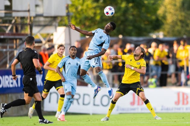 HÄLLEVIK, SVERIGE 20260804 Bratislavas Suleiman Camara Sanneh och Mjällby AIFs Tom Pettersson under tisdagens kval till Champions League, omgang 3, match 1 av 2, mellan Mjällby AIF och SK Slovan Bratislava pa Strandvallen. HÄLLEVIK SVERIGE x10760x *** HÄLLEVIK, SWEDEN 20260804 Bratislava s Suleiman Camara Sanneh and Mjällby AIF s Tom Pettersson during Tuesday s Champions League qualifier, Round 3, Game 1 of 2, between Mjällby AIF and SK Slovan Bratislava at Strandvallen, HÄLLEVIK, SWEDEN x10760x  Copyright: xPatricxSöderström TT TTx CHAMPIONS LEAGUE MJÄLLBY-BRATISLAVA