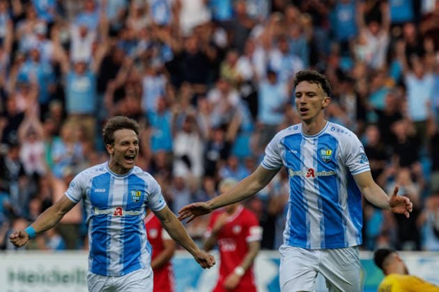 04.08.2026, GER, Regionalliga Nord-Ost, 3. Spieltag, Saison 2026 2027), Chemnitz, Chemnitzer FC - FSV Zwickau David Vogt (Chemnitzer FC 11) jubelt nach dem 3:0 mit Maximilian Fesser (Chemnitzer FC 17) Chemnitz eins-Stadion - An der Gellertstraße Sachsen Deutschland *** August 4, 2026, GER, Regionalliga Nord Ost, Matchday 3, 2026–2027 Season, Chemnitz, Chemnitzer FC vs. FSV Zwickau; David Vogt of Chemnitzer FC 11 celebrates after the 3–0 win with Maximilian Fesser of Chemnitzer FC 17 at Chemnitz Eins Stadium on Gellertstraße, Saxony, Germany Copyright: xnordphotoxGmbHx xTrienitzx